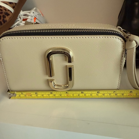 Marc Jacobs Beige Crossbody Bag with Gold Accents - Picture 11 of 15